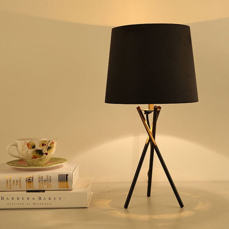 Elegante Tischlampe mit Stoffschirm