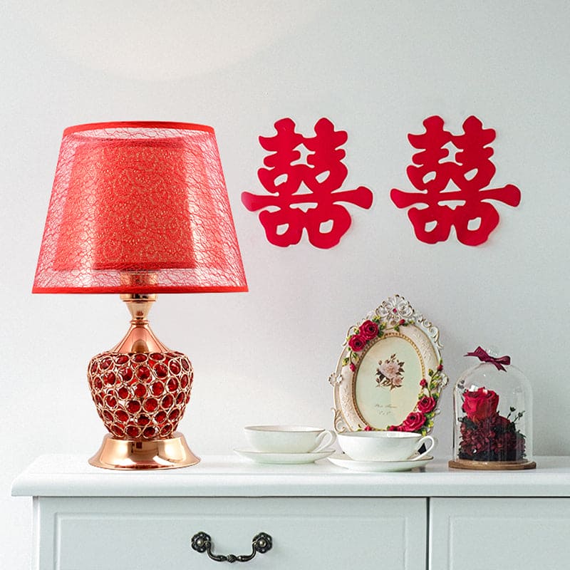 Elegante Nachttischlampe in Urnenform mit doppelschichtigem Lampenschirm