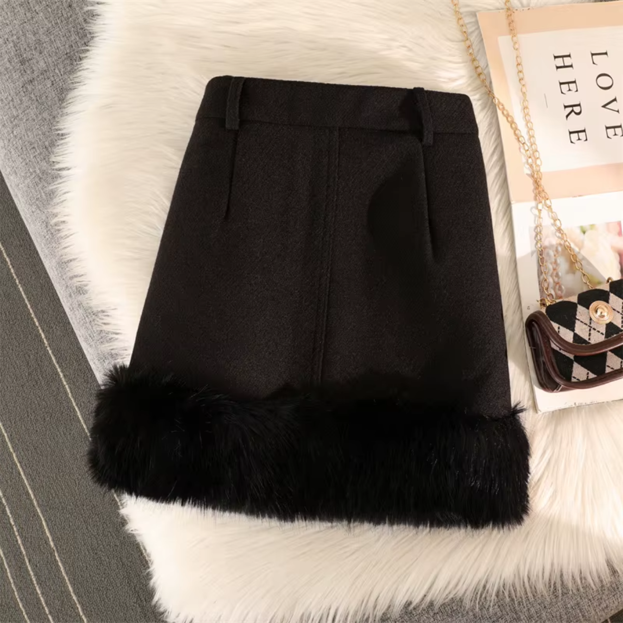 Kurzer, eleganter Winterrock für Damen mit Pelzkragen