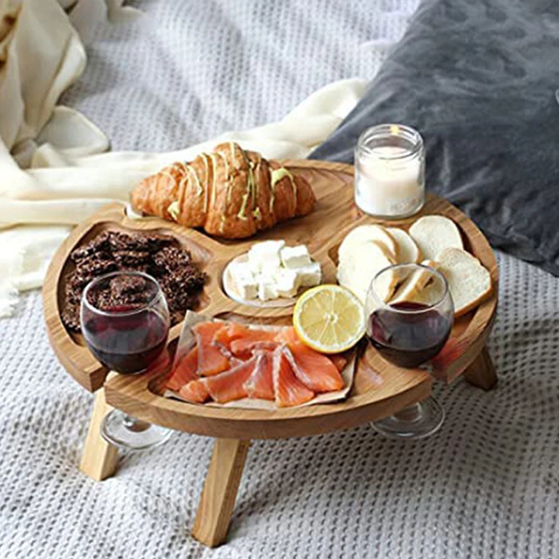 Eleganter Design-Holz-Aperitif-Tisch mit Pflanze