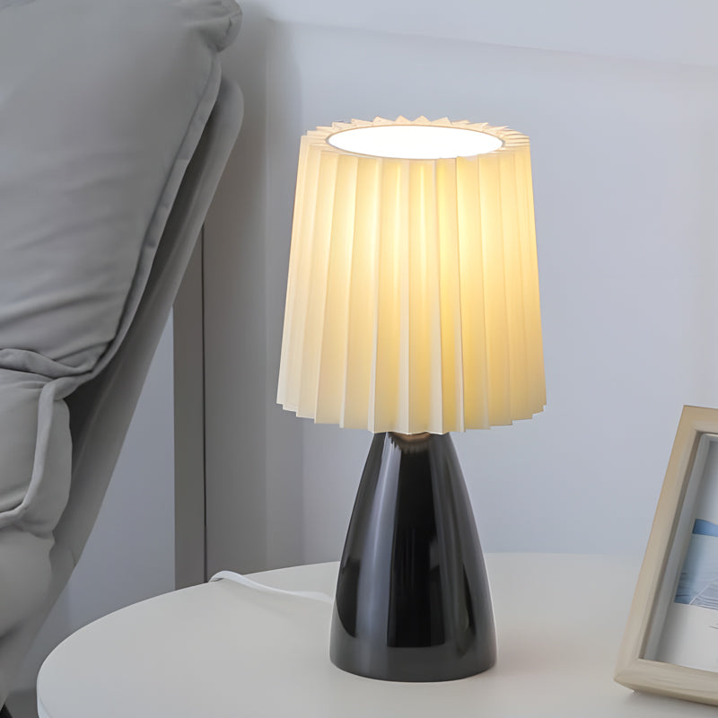Elegante Tischlampe aus Stoff mit Glasfuß und USB-Anschluss
