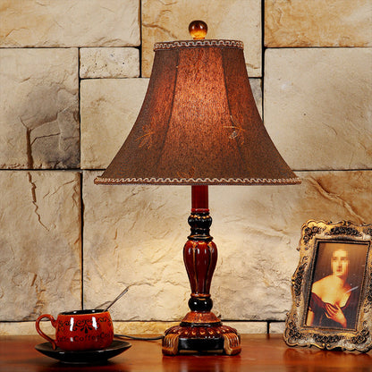 Elegante Lampe mit Stoffglockenschirm