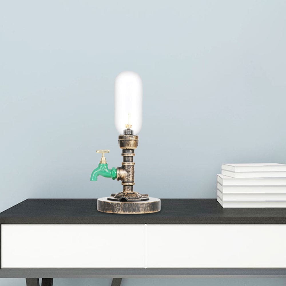 Elegante Metall-Tischlampe mit Industrie-Schirm