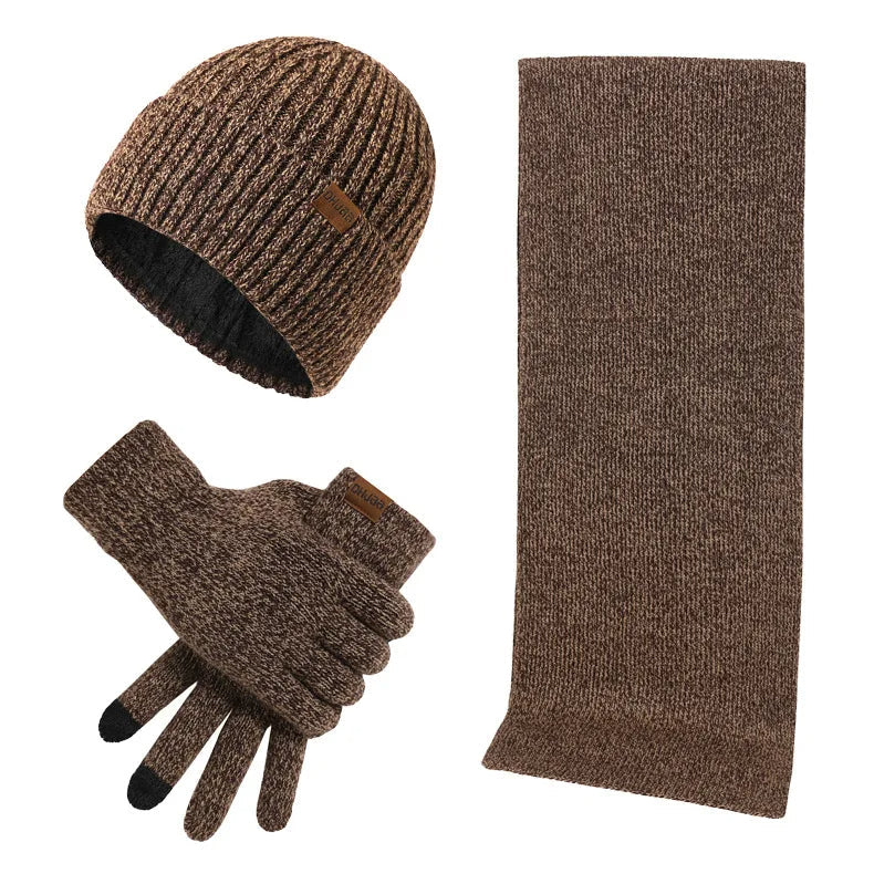 Warme Winterausstattung mit Mütze, Schal und Handschuhen
