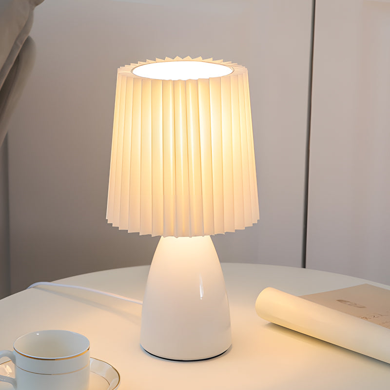 Elegante Tischlampe aus Stoff mit Glasfuß und USB-Anschluss