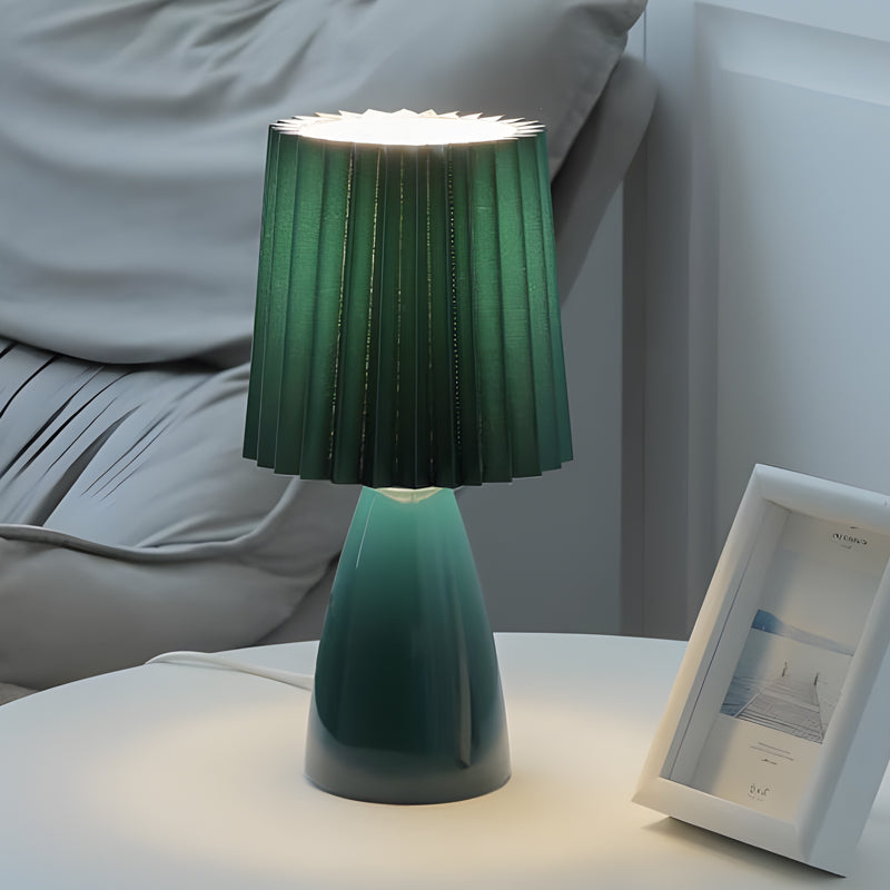 Elegante Tischlampe aus Stoff mit Glasfuß und USB-Anschluss