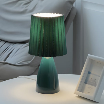 Elegante Tischlampe aus Stoff mit Glasfuß und USB-Anschluss
