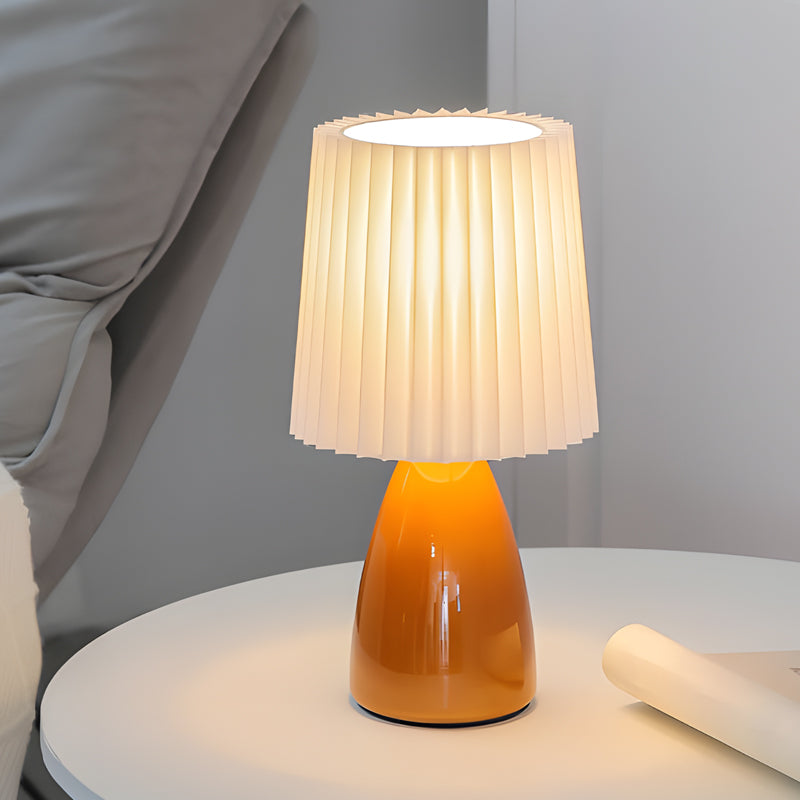 Elegante Tischlampe aus Stoff mit Glasfuß und USB-Anschluss