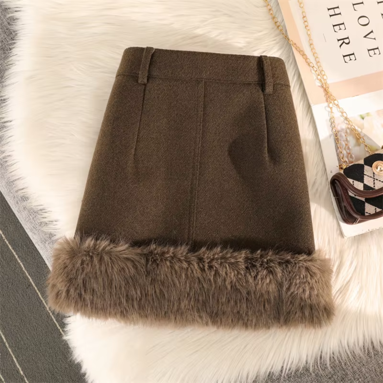 Kurzer, eleganter Winterrock für Damen mit Pelzkragen