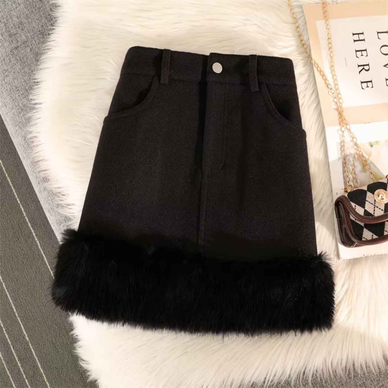 Kurzer, eleganter Winterrock für Damen mit Pelzkragen