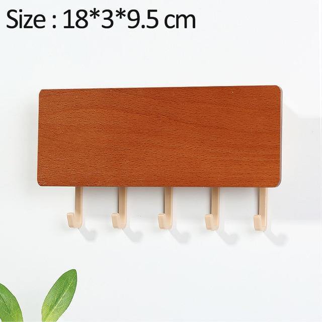 Charmanter Holz-Schlüsselanhänger mit bunten Haken