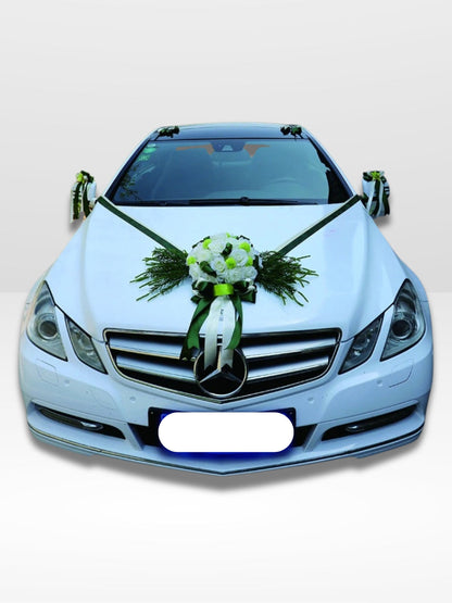 Romantische Hochzeitsgirlande für das Auto